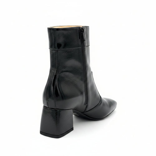 Black Patent Leather Bootie with Block Heel Naplak